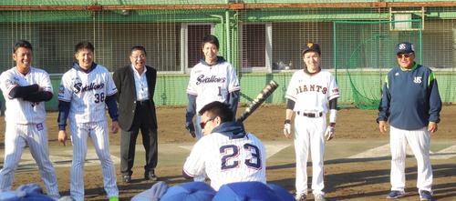 野球教室で自身のフォームを披露するヤクルト青木（手前）と後列左から西田、梅野、1人おいて山田哲、お笑い芸人さかとも、杉村打撃コーチ（撮影・保坂恭子）