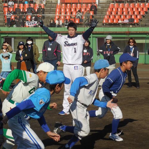 野球教室で子どもたちに走塁について指導するヤクルト山田哲（撮影・保坂恭子）
