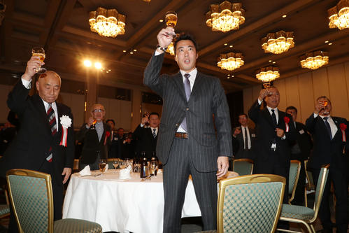 引退パーティーで乾杯する上原氏、左は大体大硬式野球部の藤瀬OB会長（撮影・加藤哉）