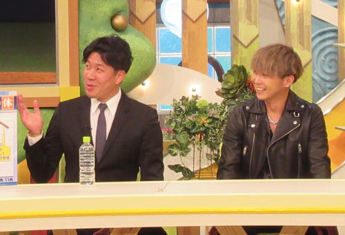 CBCテレビ「サンデードラゴンズ」で同姓同名のダンス＆ボーカルグループ「ダイス」の大野雄大さん（右）と初対面した中日大野雄