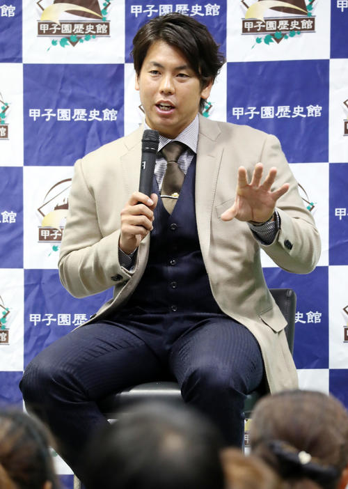 甲子園歴史館トークショーで講演する梅野（撮影・加藤哉）