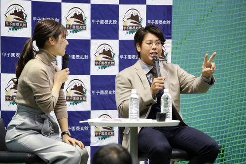 甲子園歴史館トークショーで講演する梅野。左は市川アナウンサー（撮影・加藤哉）
