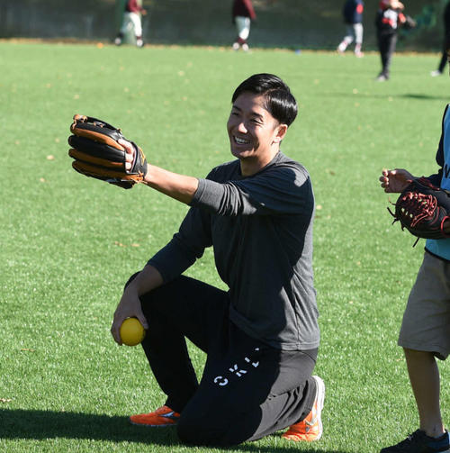 Hello　WASEDA「プレーボールプロジェクト」で子供たちと的当てする日本ハム斎藤（撮影・柴田隆二）