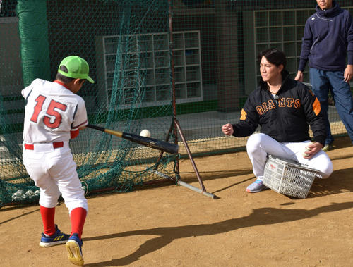 連島南小学校のグラウンドで行われた野球教室で、少年にボールをトスする巨人小林