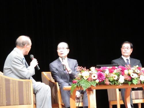 川上哲治氏の生誕100年記念トークショーで語る王会長（中央）と末次氏（撮影・寺尾博和）