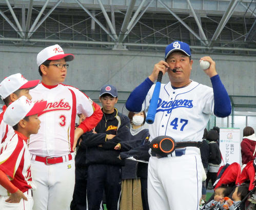 子どもたちに野球を指導する元中日の野口茂樹氏（撮影・只松憲）
