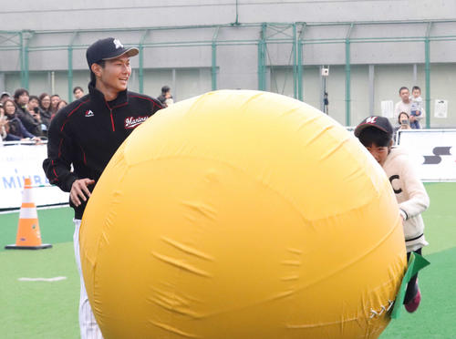 ファンとともに大玉を転がすロッテ藤原（撮影・久永壮真）