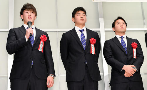 懇親会であいさつする日本ハム吉田輝（左）。中央は野村。右は生田目（撮影・滝沢徹郎）