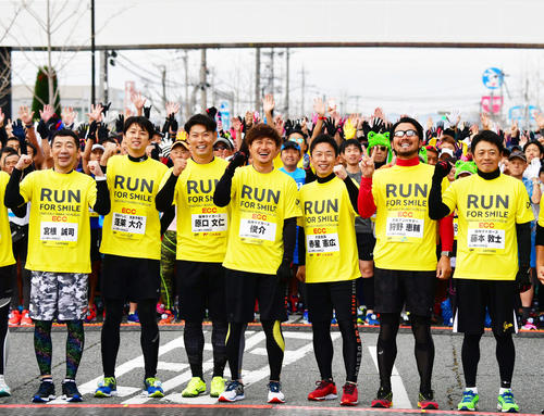 「第6回小野ハーフマラソン」スタートを前に記念撮影を行うチャリティーランナーたち。左から宮根アナウンサー、気象予報士の蓬莱大介、阪神原口、俊介、赤星氏、狩野氏、藤本コーチ（撮影・清水貴仁）