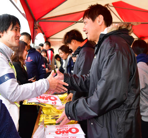 「第6回小野ハーフマラソン」で店頭に立ちグッズを売る浜中治氏（撮影・清水貴仁）