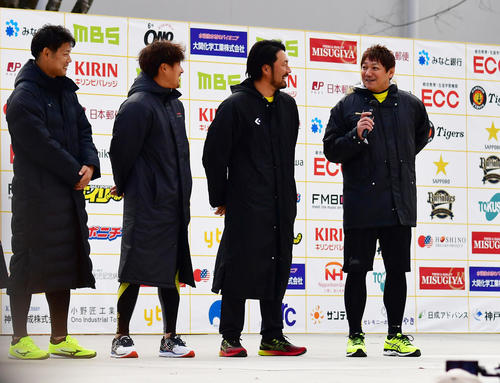 「第6回小野ハーフマラソン」でのトークショーで質問に答える浜中治氏（右）他は左から阪神原口、俊介、狩野恵輔氏（撮影・清水貴仁）