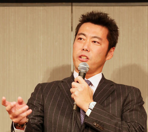 引退パーティーで質問を受け答える上原氏（撮影・加藤哉）