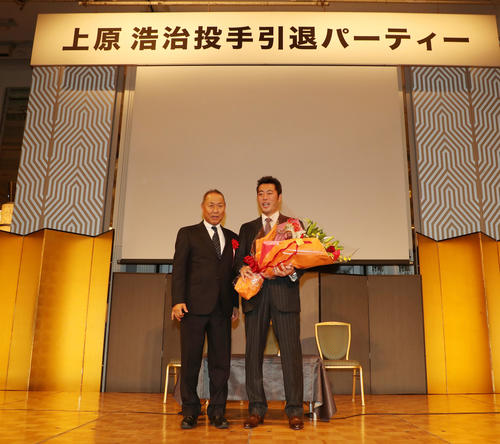 引退パーティーで大体大・中野監督（左）から花束を受け取る上原氏（撮影・加藤哉）