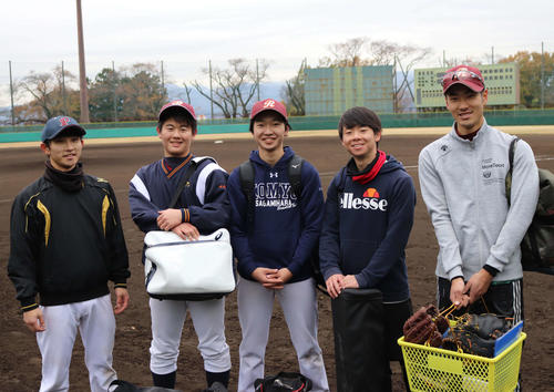 草野球チーム「相模台レイダース」の杉浦（右端）らメンバー、助っ人たち（撮影・金子真仁）
