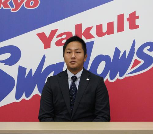 契約更改を終え、会見に臨むヤクルト風張（撮影・保坂恭子）