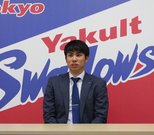 契約更改を終え、会見に臨むヤクルト太田（撮影・保坂恭子）
