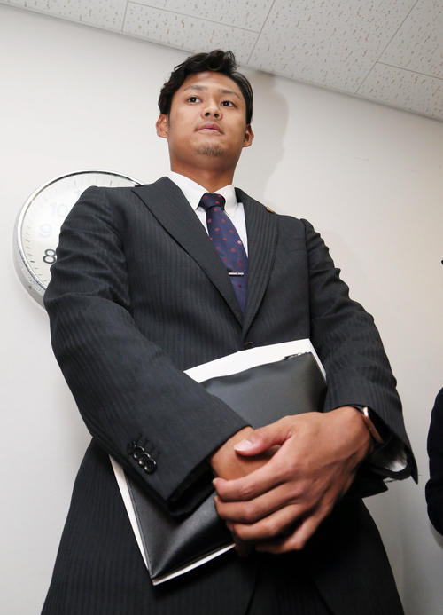 記者の質問に答えるソフトバンク椎野（撮影・栗木一考）