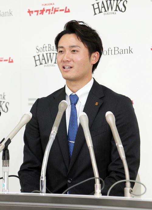3倍の年俸3900万円に笑顔を見せる高橋純（撮影・栗木一考）