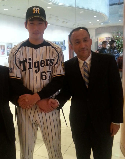 プロ入り決定後、地元清水で開かれた激励会で記念撮影する岩崎（中央）と羽根田氏（羽根田氏提供）