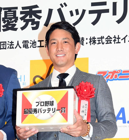 プロ野球最優秀バッテリー賞を受賞した小林誠司（撮影・たえ見朱実）