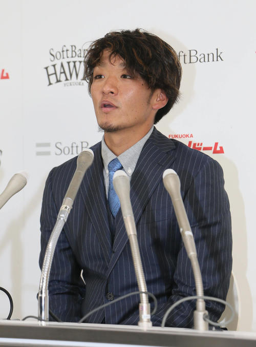 ソフトバンク情報　2度目の交渉でサインした松田遼（撮影・栗木一考）