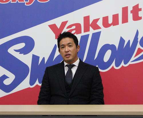 契約更改を終え、会見に臨むヤクルト五十嵐（撮影・保坂恭子）