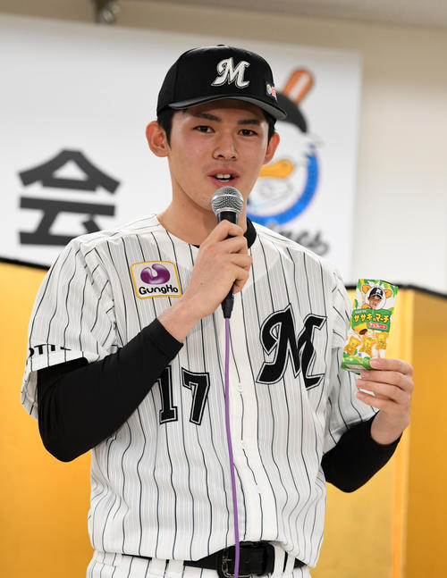 ササキのマーチを手に笑顔を見せるロッテドラフト1位大船渡・佐々木（撮影・横山健太）