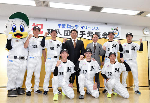 ロッテ入団選手発表会で笑顔を見せる、前列左からドラフト3位国士舘大・高部、ドラフト1位大船渡・佐々木、ドラフト2位東洋大・佐藤。後列左からマーくん、育成2位慶大・植田、ドラフト5位法大・福田、井口監督、河合オーナー代行、ドラフト4位専大松戸・横山、育成1位北翔大・本前（撮影・横山健太）