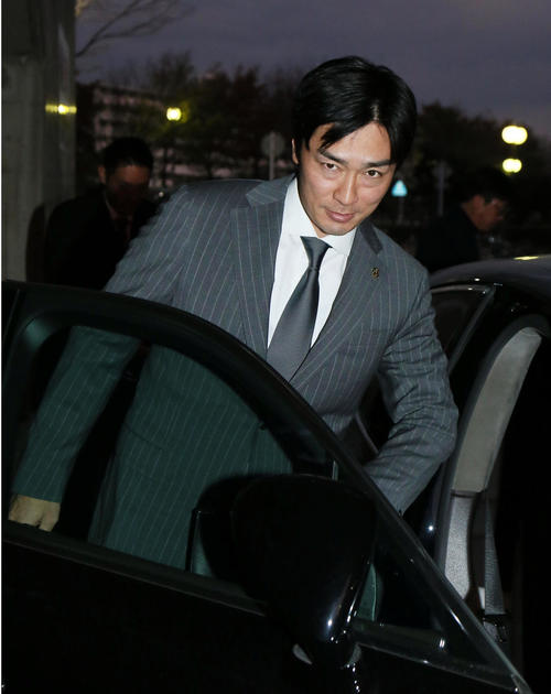 会見を終え、引き揚げる和田（撮影・栗木一考）