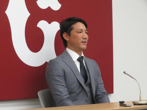 契約更改を終え、会見する巨人小林（撮影・久保賢吾）