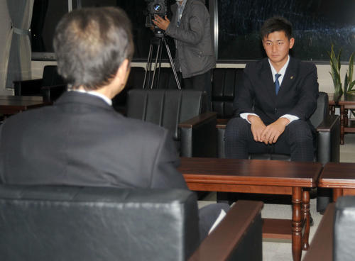 藤枝市の北村市長（左）の話を聞く紅林