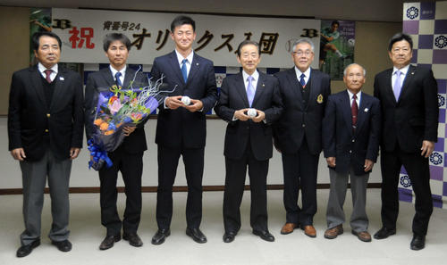藤枝市役所を訪れ、北村市長（中央）らと記念写真に納まる紅林（左から3人目）