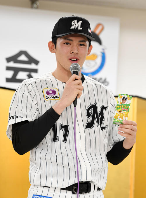 プレゼントされたササキのマーチを手に笑顔を見せるロッテドラフト1位大船渡・佐々木（撮影・横山健太）