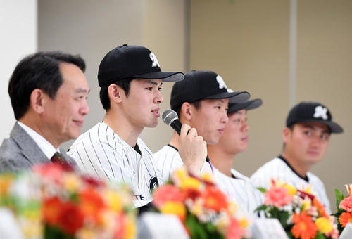 意気込みを語るロッテドラフト1位大船渡・佐々木（左から2人目）（撮影・横山健太）