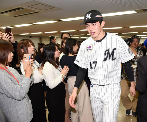 入団会見を終え引き揚げるロッテドラフト1位大船渡・佐々木（撮影・横山健太）