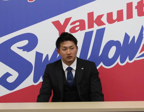 契約更改を終え、会見に臨むヤクルト梅野（撮影・保坂恭子）