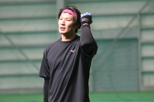 髪の毛をかきあげる日本ハム大田（撮影・田中彩友美）