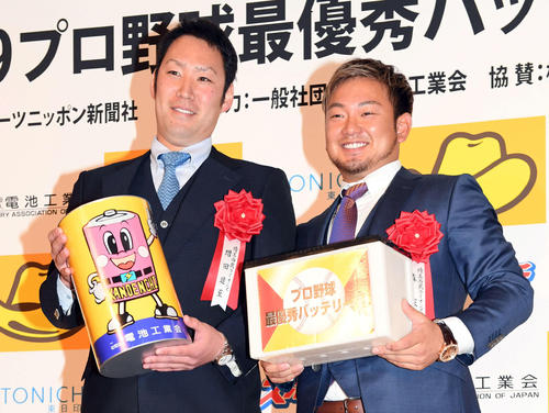 プロ野球最優秀バッテリー賞を受賞した、西武増田達至（左）と森友哉のバッテリー（撮影・たえ見朱実）