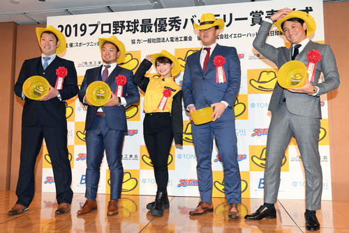 最優秀バッテリー賞を受賞し笑顔を見せる西武増田（左端）と森（同2人目）。中央はタレントの片岡沙耶（撮影・たえ見朱実）