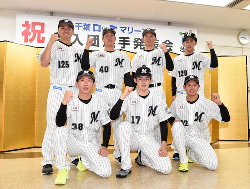 ロッテ新入団選手発表会で笑顔を見せる、前列左からドラフト3位国士舘大・高部、ドラフト1位大船渡・佐々木、ドラフト2位東洋大・佐藤。後列左から育成2位慶大・植田、ドラフト5位法大・福田、ドラフト4位専大松戸・横山、育成1位北翔大・本前（撮影・横山健太）