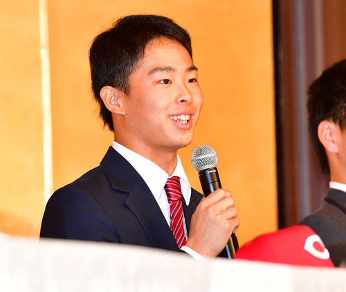 広島の新入団選手発表で会見に臨む玉村昇悟（撮影・清水貴仁）