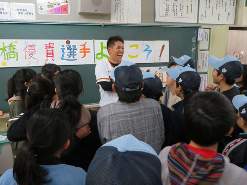 母校の田彦小学校を訪問し、児童と談笑する巨人高橋（撮影・湯本勝大）
