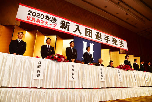 広島の入団選手発表が行われる（撮影・清水貴仁）