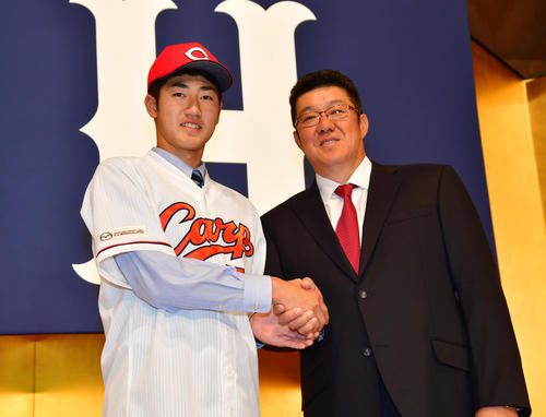広島の新入団選手発表で佐々岡真司監督（右）と握手を交わす鈴木寛人（撮影・清水貴仁）