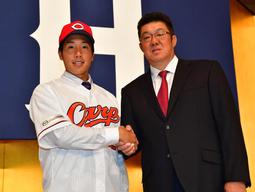 広島の新入団選手発表で佐々岡真司監督（右）と握手を交わす石原貴規（撮影・清水貴仁）