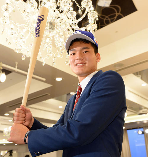 仮契約を終えバットを手に笑顔を見せる中日ドラフト1位の石川昂弥