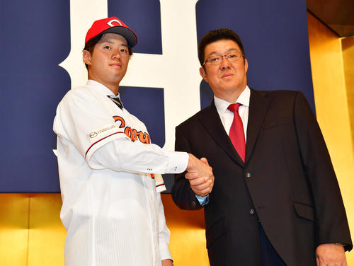 広島の新入団選手発表で佐々岡真司監督（右）と握手を交わす宇草孔基（撮影・清水貴仁）