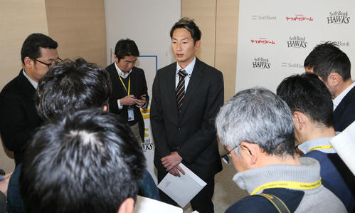 質問に答えるソフトバンク二保（撮影・栗木一考）
