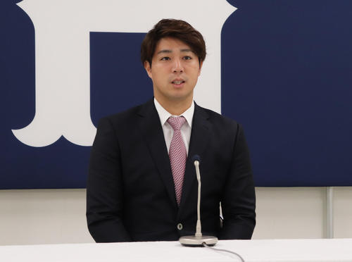 契約更改交渉を終えて会見に臨む広島野村（撮影・前原淳）