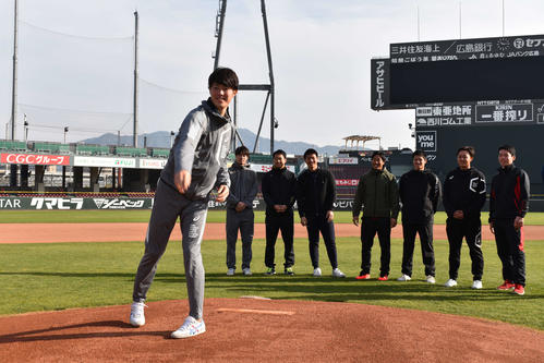 マツダスタジアムのマウンドで投球のポーズをとるドラフト1位森下